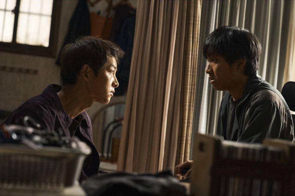 cuplikan Song Joong Ki dan Hong Xa Bin di film Hopeless (instagram.com/plusm_entertainment)