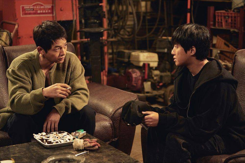 cuplikan Song Joong Ki dan Hong Xa Bin di film Hopeless (instagram.com/plusm_entertainment)