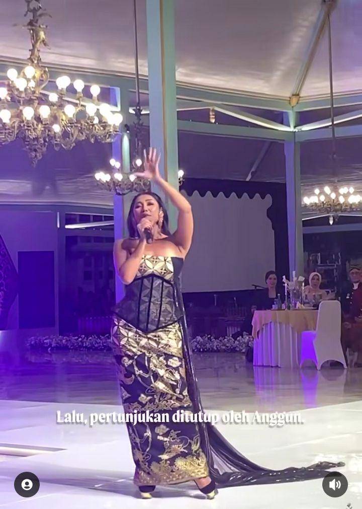 Gaya anggun di acara dinner keraton Solo (Instagram.com/cosmoindonesia)