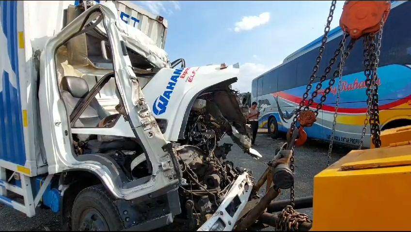 Pengemudi truk box tewas terjepit body/ IDN Times/ Riyanto