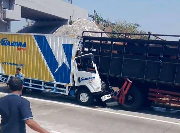 Truk ekspedisi tabrak bokong truk sapi di ruas tol Ngawi - Kertosono/ IDN Times/ Riyanto