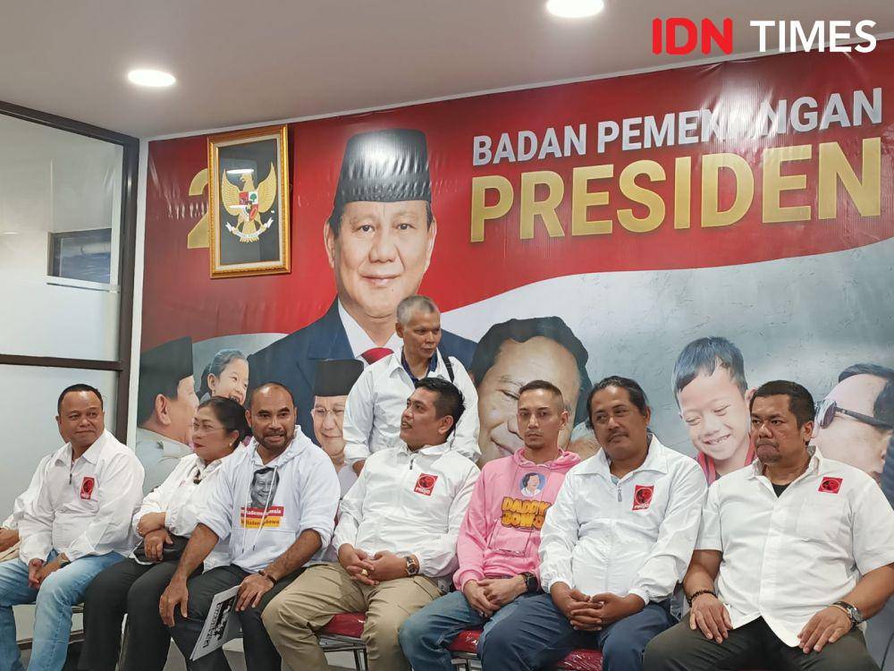 Projo Datangi Rumah Besar Relawan Prabowo 08 (IDN Times/Rachma Syifa Faiza Rachel)