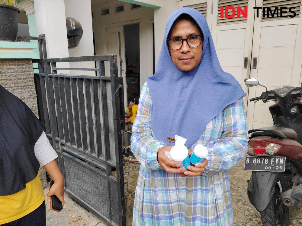 Nur Hidayati menunjukkan obat yang diberikan oleh dokter. (IDN Times/Imam Faishal)