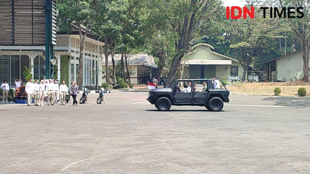 Disopiri Prabowo, Presiden Jokowi Naik Mobil Maung di PT. Pindad