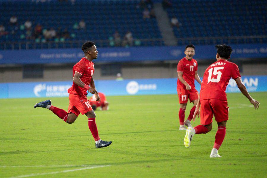 Ramai Rumakiek (kiri) melakukan selebrasi usai mencetak gol ke gawang Kyrgyzstan. (dok. NOC Indonesia)