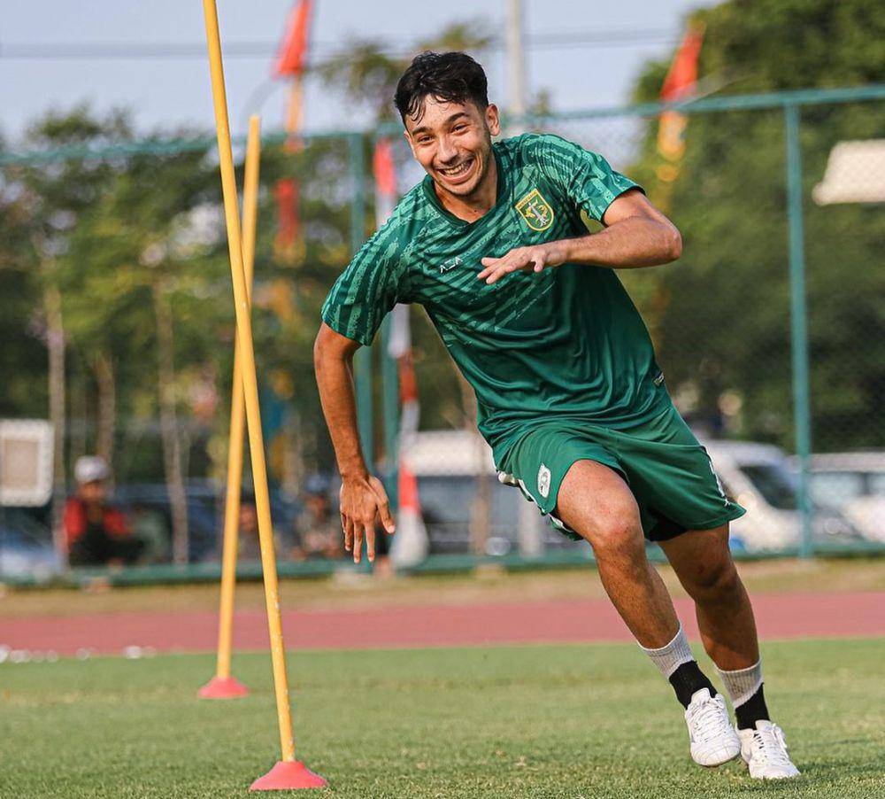 George Brown saat berlatih bersama Persebaya Surabaya. (instagram.com/georgepbrown)