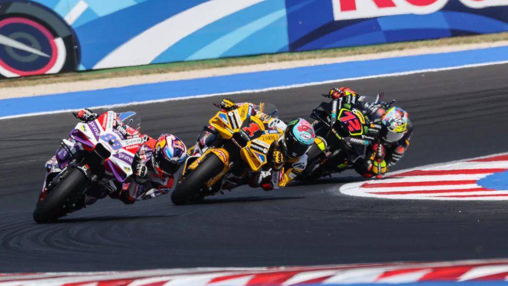 Jorge Martin [kiri], Francesco Bagnaia [tengah], dan Marco Bezzecchi saat main race GP San Marino 2023. (motogp.com)