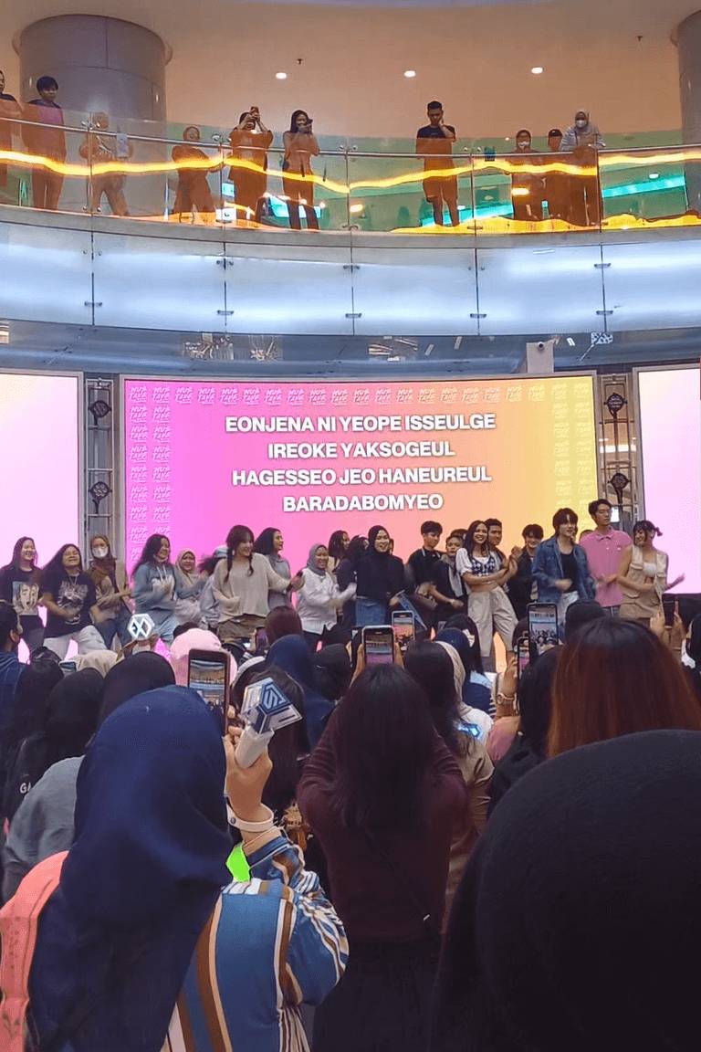 potret keseruan acara noraebang Suara Merdu Warga pada Selasa (19/9/2023) (dok. Pribadi/Ines Melia)