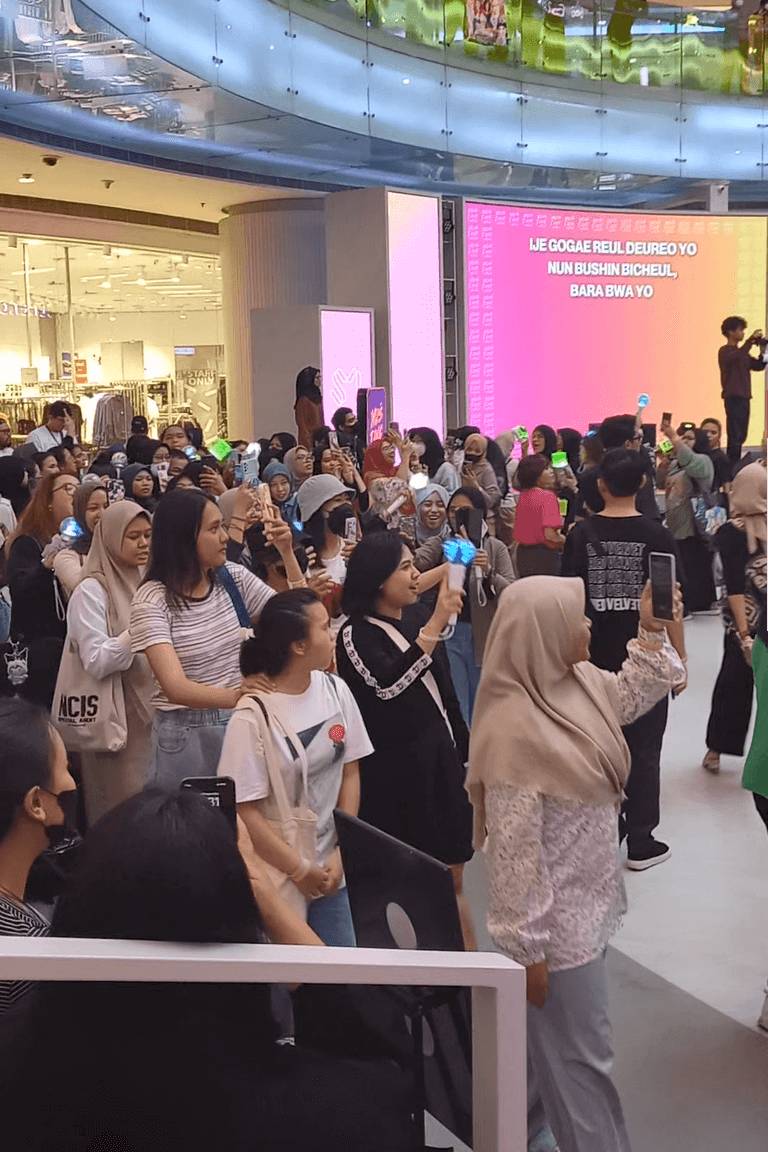 potret keseruan acara noraebang Suara Merdu Warga pada Selasa (19/9/2023) (dok. Pribadi/Ines Melia)