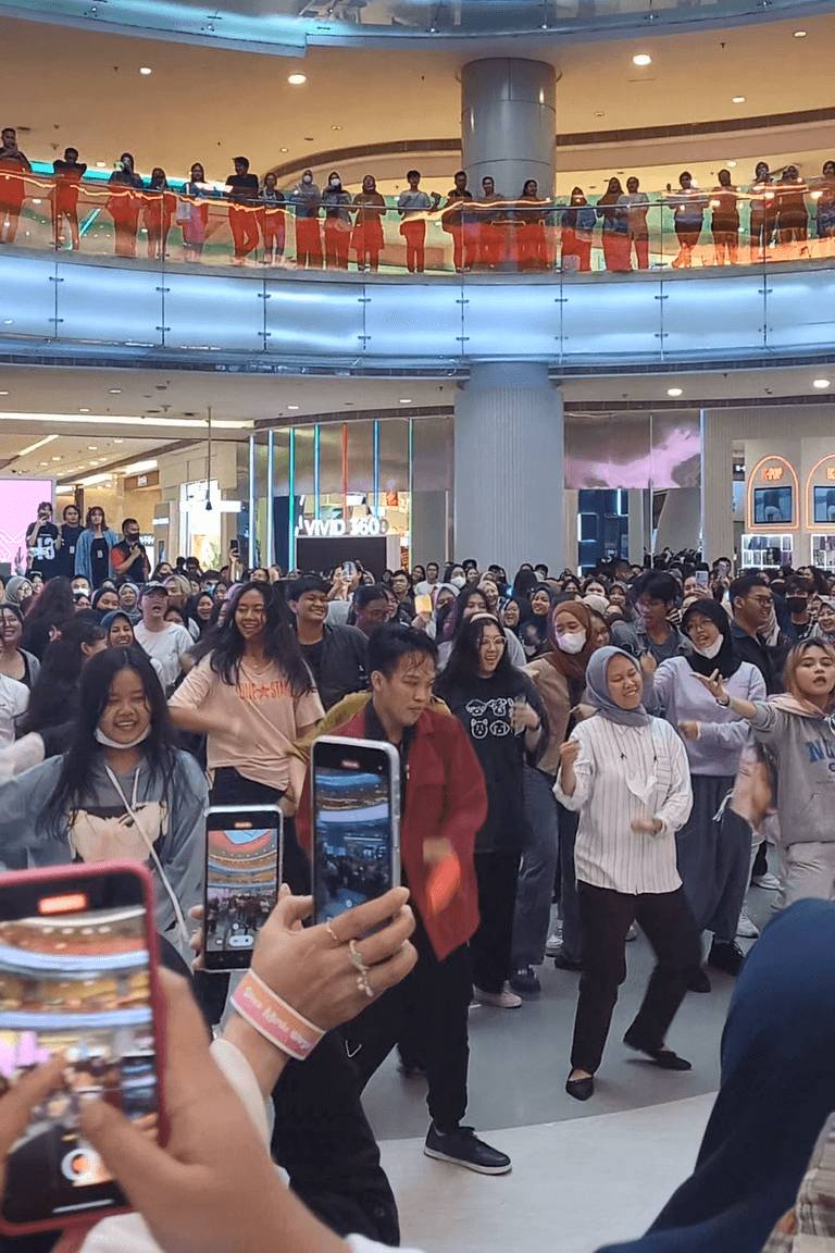potret keseruan acara noraebang Suara Merdu Warga pada Selasa (19/9/2023) (dok. Pribadi/Ines Melia)