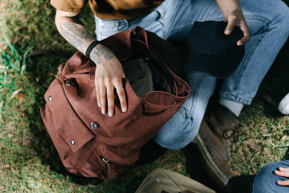 ilustrasi memakai tas ransel saat traveling (pexels.com/Ivan Samkov)