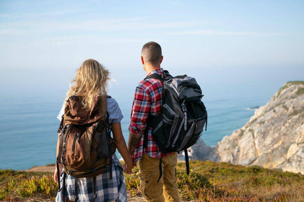 ilustrasi memakai tas ransel saat traveling (pexels.com/Kampus Production)