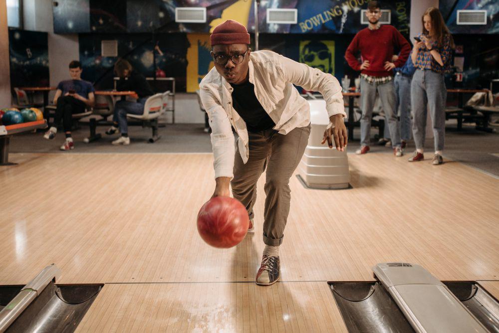 Olahraga Bowling: Sejarah, Peraturan, Peralatan, dan Teknik Dasarnya