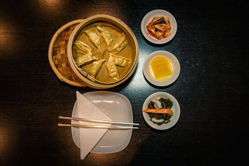 ilustrasi kimchi dan dumplings (pexels.com/id-id/@senuscape-728360)