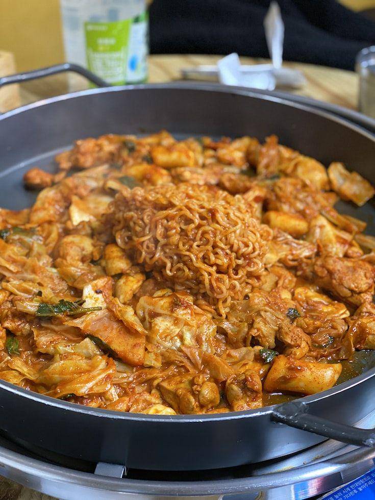 ilustrasi spicy noodle dengan kimchi (unsplash.com/@yoonjikim)