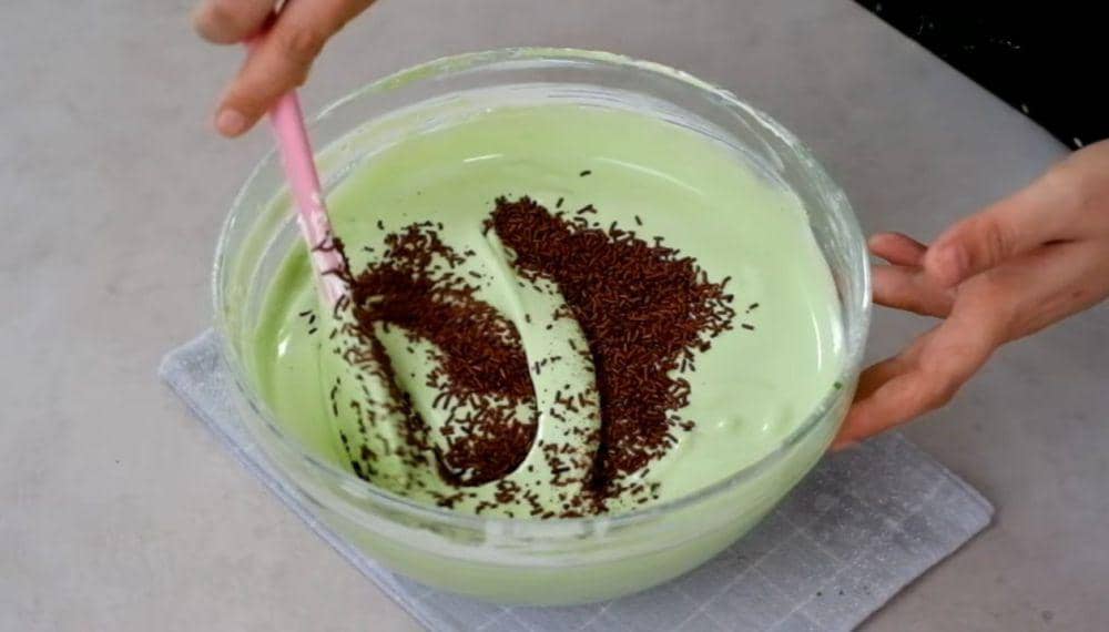 ilustrasi membuat adonan bolu kukus pandan meses (YouTube.com/Lis Achmady)