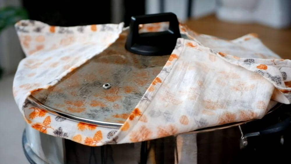 ilustrasi mengukus adonan bolu pandan meses (YouTube.com/Lis Achmady)