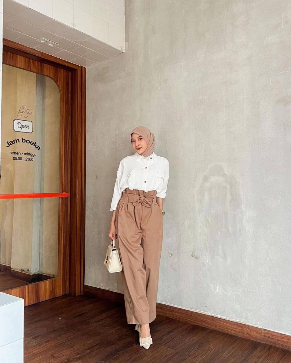 OOTD business casual hijab (instagram.com/rafikarahmaaa)