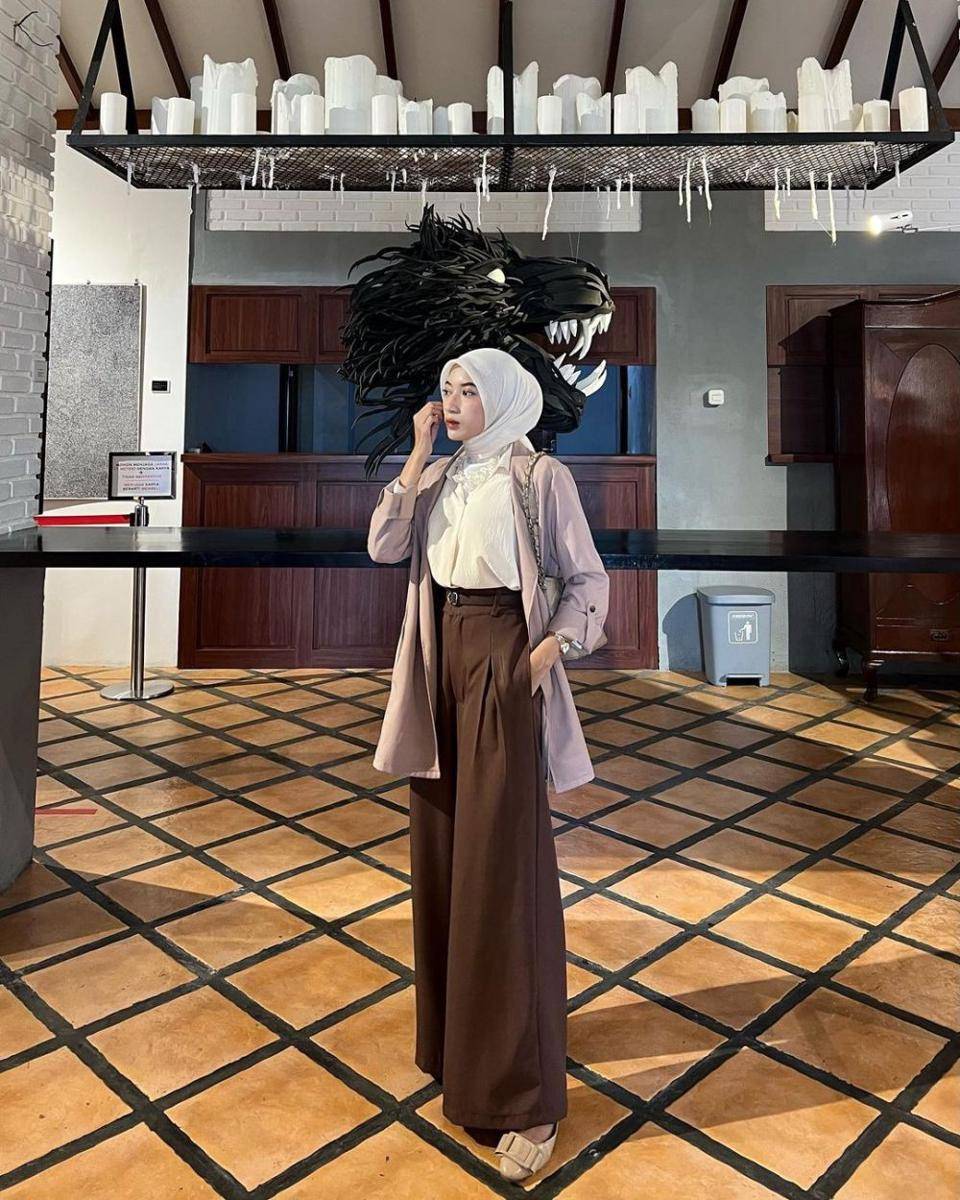 OOTD business casual hijab (instagram.com/rafikarahmaaa)