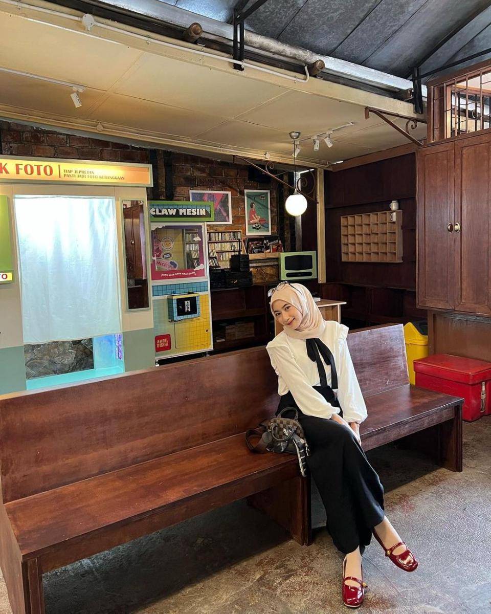 OOTD business casual hijab (instagram.com/rafikarahmaaa)