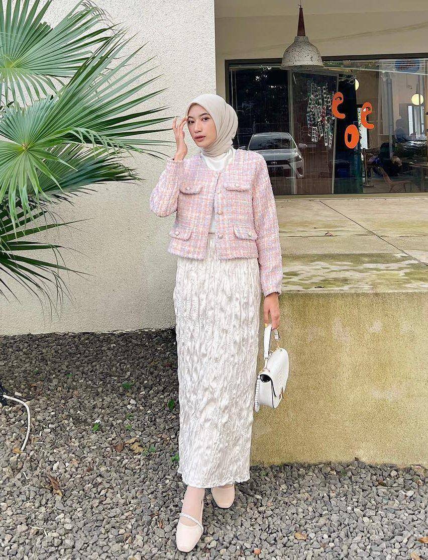 OOTD business casual hijab (instagram.com/rafikarahmaaa)
