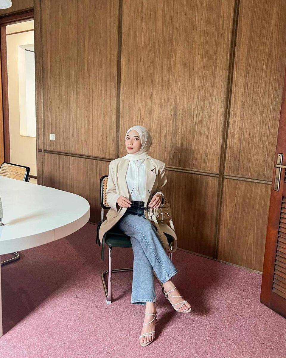 OOTD business casual hijab (instagram.com/rafikarahmaaa)