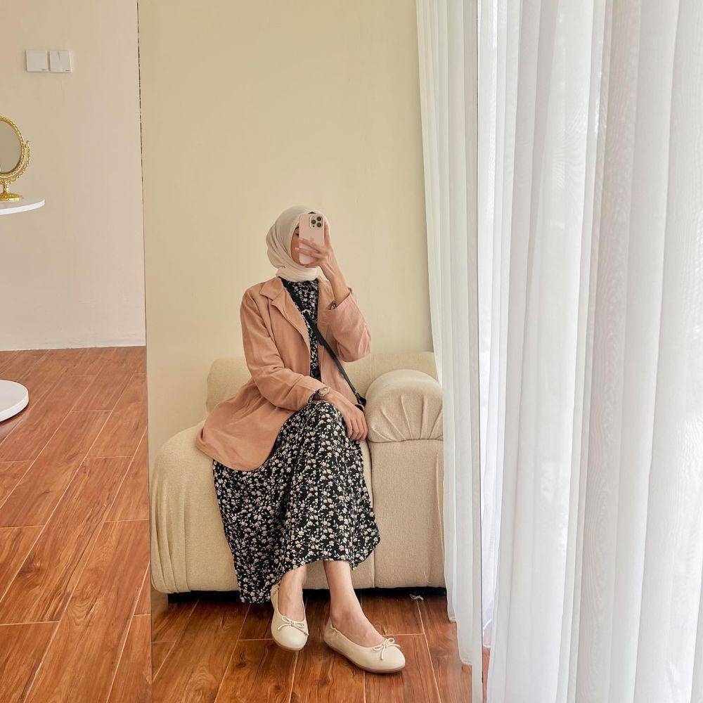 OOTD business casual hijab (instagram.com/rafikarahmaaa)