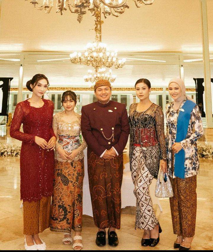 Gaya keanu di acara dinner keraton Solo (Instagram.com/daraarafah)