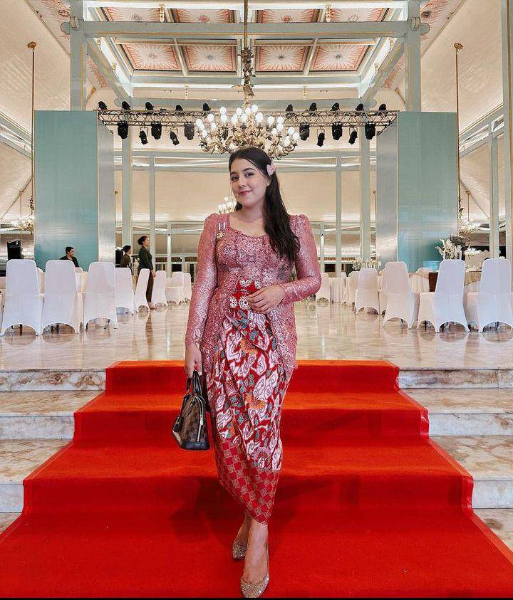 Gaya nessiejudge di acara dinner keraton Solo (Instagram.com/nessiejudge)