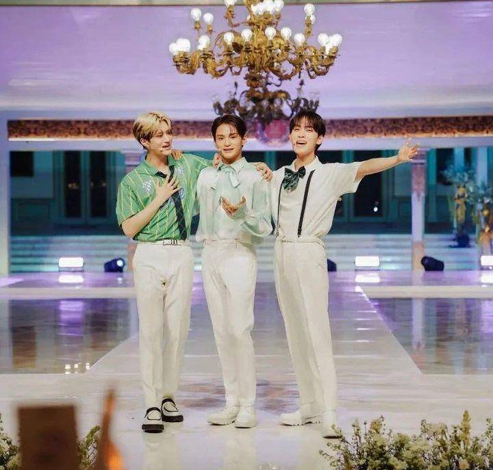 Gaya xodiac di acara dinner keraton Solo (Instagram.com/elleindonesia)