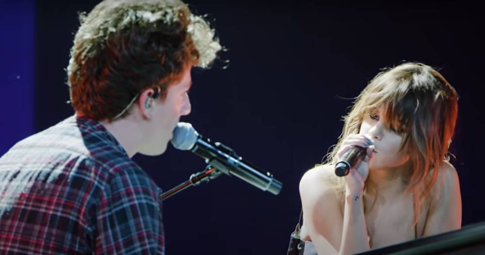 Charlie Puth dan Selena Gomez membawakan "We Don't Talk Anymore" di atas panggung. (dok.Charlie Puth/We Don't Talk Anymore Official Live Performance)