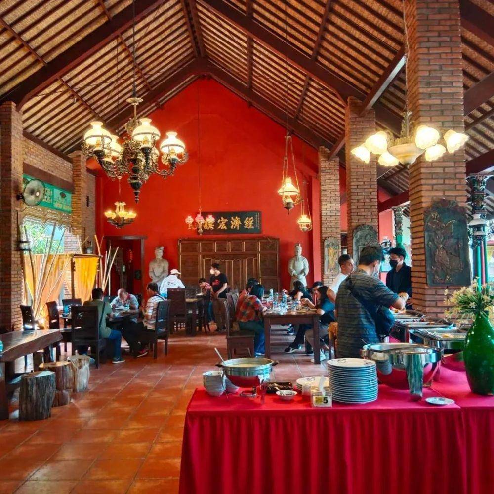 Tampak pengunjung menikmati hidangan. (Instagram.com/tigadapoerbatavia)