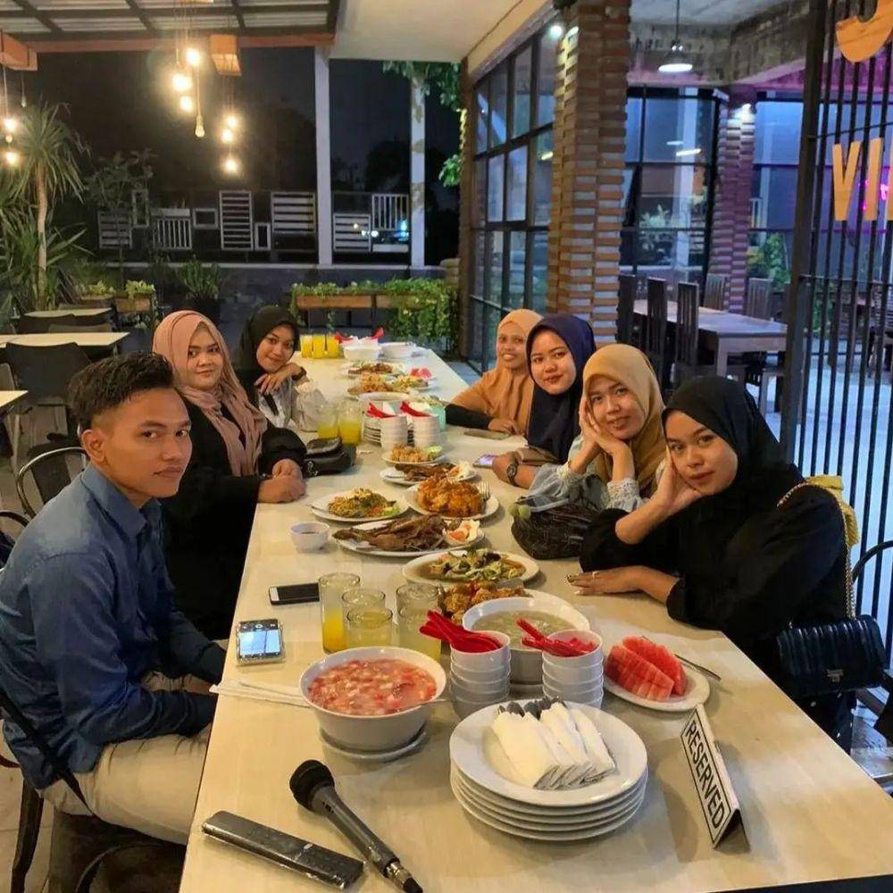 Pengunjung berfoto bersama. (Instagram.com/jepunviewresto)
