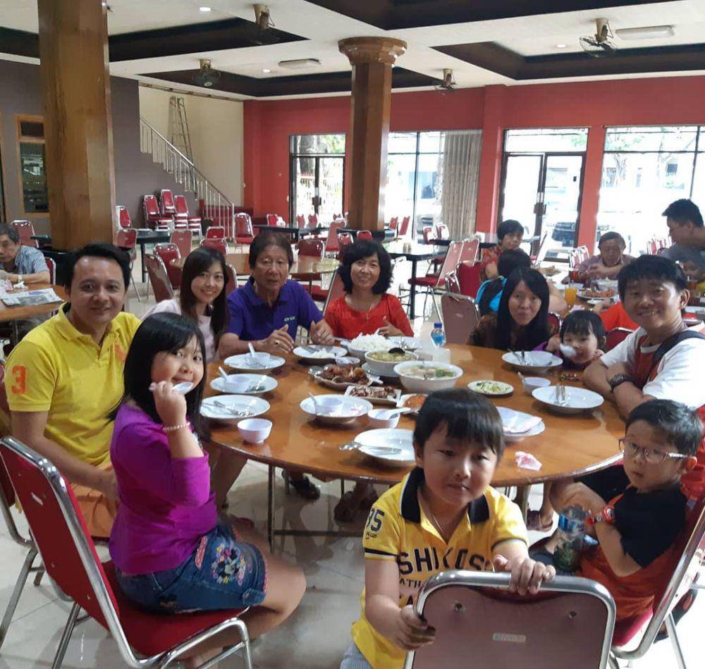 Pengunjung berfoto bersama di Restoran Istana Baru. (Instagram.com/linawati2016)