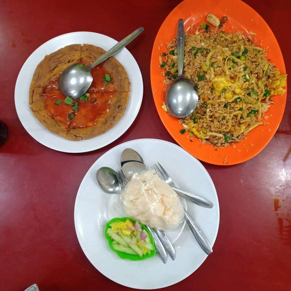 Fuyunghai dan nasi goreng. (Instagram.com/travelingperut)