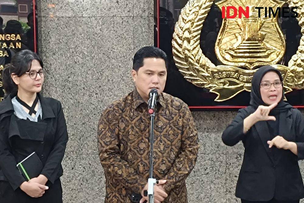 Ketua Umum PSSI, Erick Thohir menemui Kapolri Listyo Sigit terkait pengamanan Piala Dunia U-17 2023 Indonesia, Selasa (19/9/2023). (IDN Times/Tino Satrio)