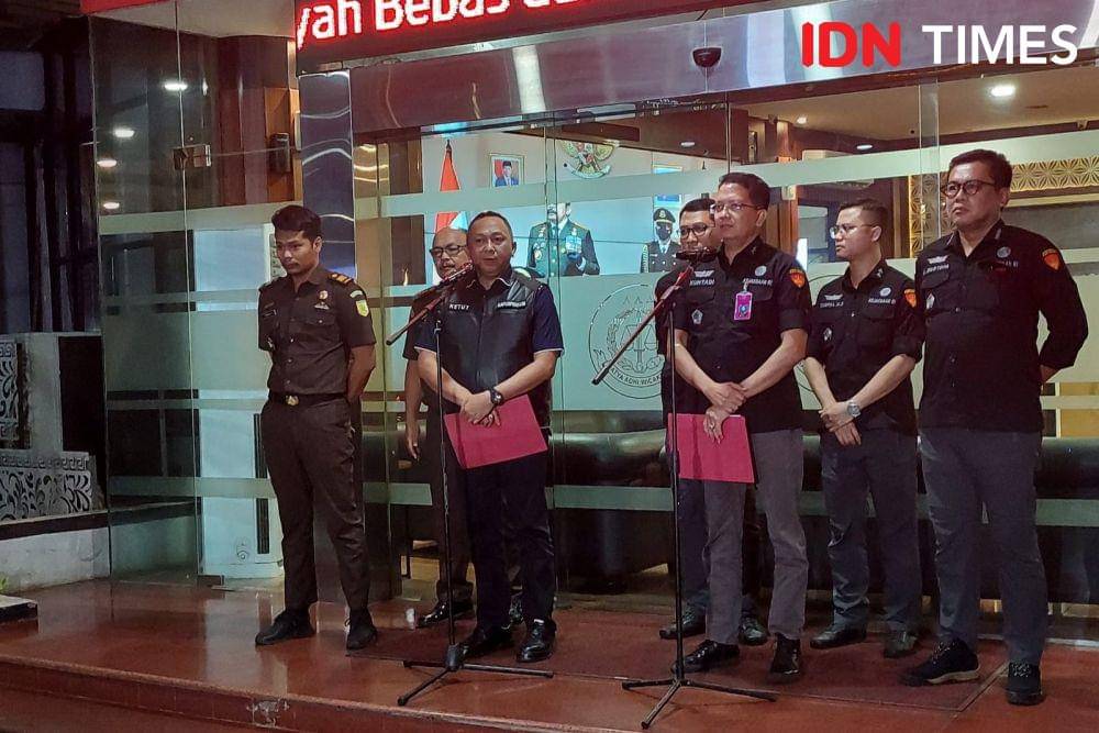 Kapuspenkum Ketut Sumedana dan Direktur Penyidikan Jampidsus, Kuntadi ketika memberikan keterangan pers di Gedung Bundar pada Selasa (19/9/2023). (IDN Times/Santi Dewi)