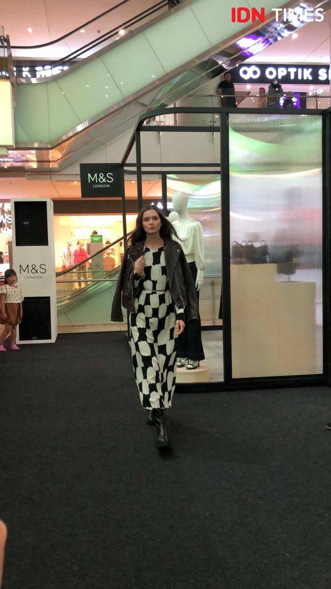 Koleksi autumn Marks & Spencer di peluncuran pop-up store terbarunya di Main Atrium East Mall Grand Indonesia pada Selasa (19/9/2023). (IDN Times/Nisa Zarawaki)