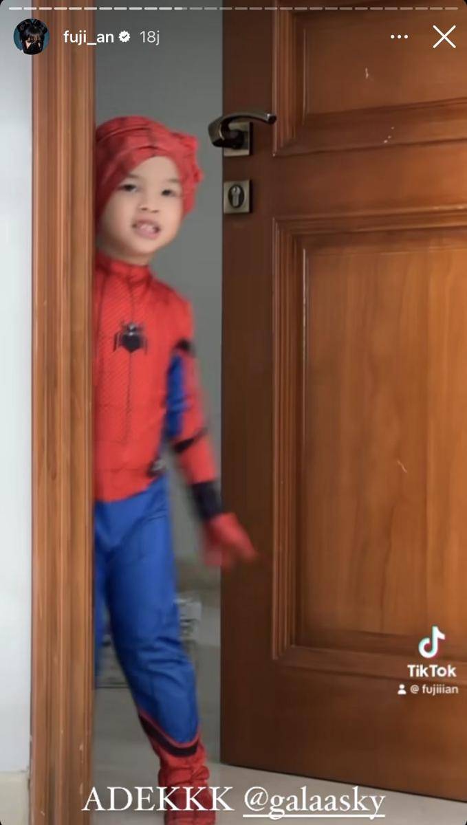 potret Gala Sky cosplay jadi Spider-Man (Instagram.com/fuji_an)