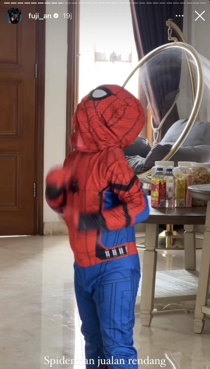 potret Gala Sky cosplay jadi Spider-Man (Instagram.com/fuji_an)