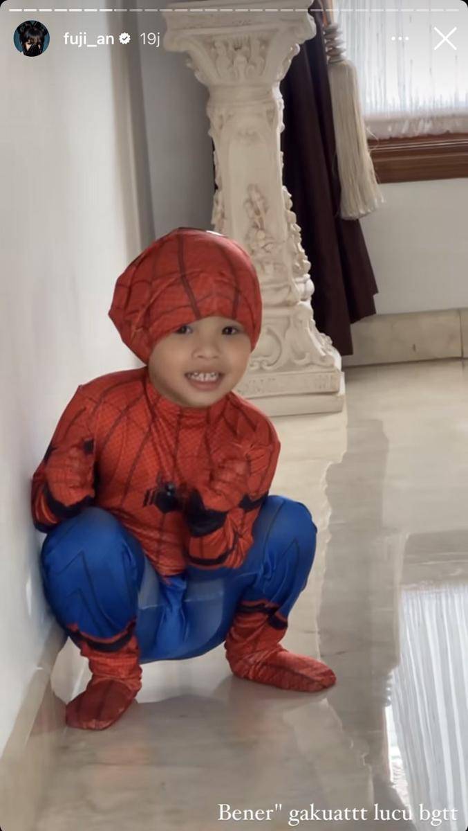 potret Gala Sky cosplay jadi Spider-Man (Instagram.com/fuji_an)