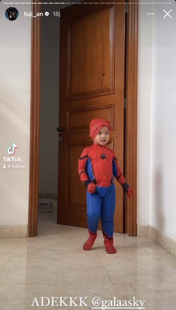 potret Gala Sky cosplay jadi Spider-Man (Instagram.com/fuji_an)
