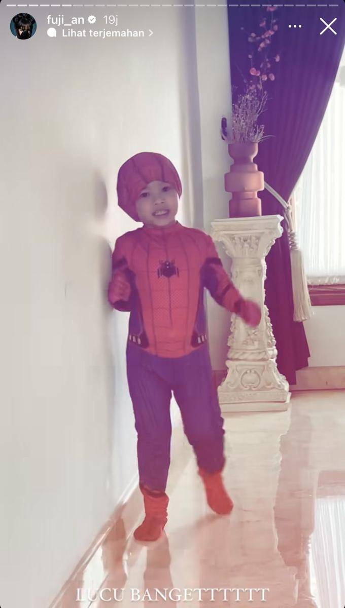 potret Gala Sky cosplay jadi Spider-Man (Instagram.com/fuji_an)
