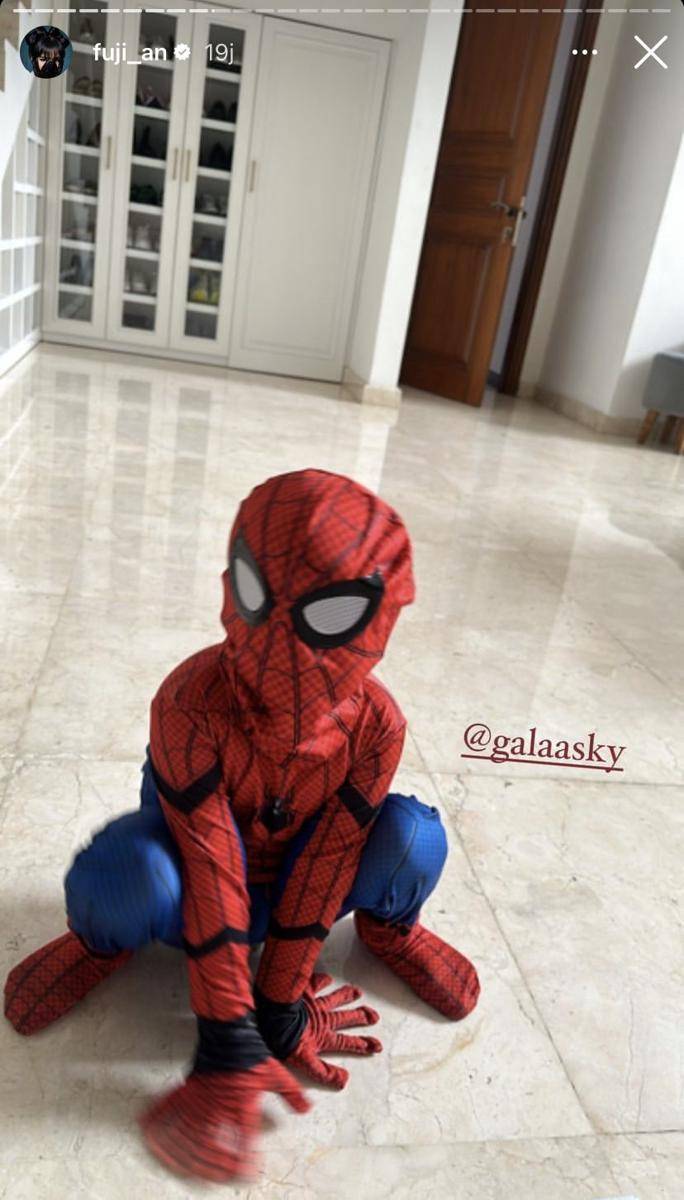 potret Gala Sky cosplay jadi Spider-Man (Instagram.com/fuji_an)