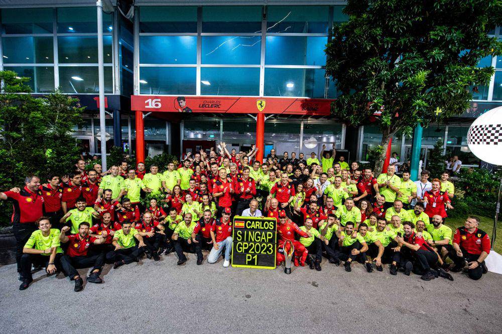 Ferrari melakukan perayaan setelah Carlos Sainz menang di GP Singapura 2023. (twitter.com/ScuderiaFerrari)