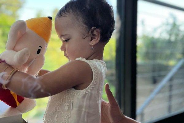 7 Potret Priyanka Chopra Ajak Anak Rayakan Hari Ganesha