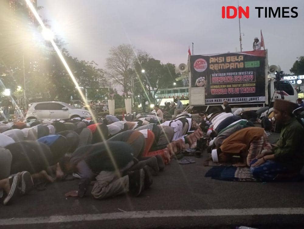 Massa aksi bela Rempang salat berjamaah di kawasan Patung Kuda, Jakarta Pusat, Rabu (20/9/2023) (IDN Times/Dini Suciatiningrum)