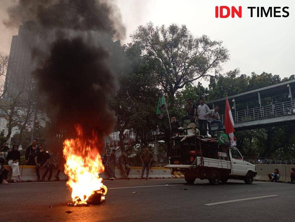 HMI Bakar Ban di Depan Polisi Saat Demo Bela Rempang (IDN Times/Dini Suciatiningrum)