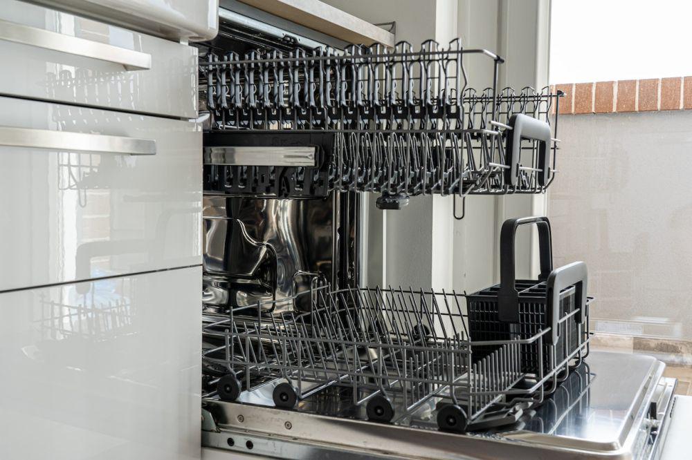 7 Barang yang Sebaiknya Gak Masuk Dishwasher, Bisa Merusak Mesin