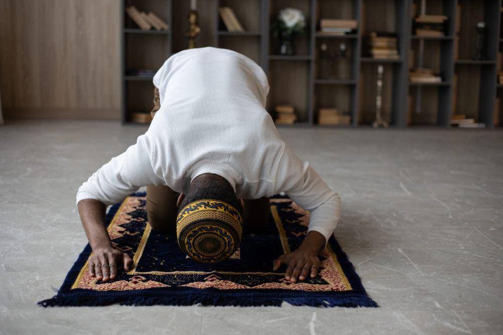 ilustrasi sedang salat (pexels.com/Monstera Production)